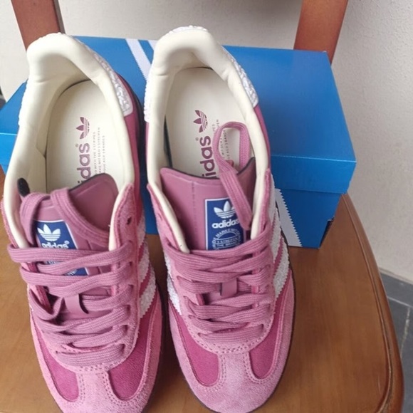 💙✨Women's Adidas Gazelle Indoor Almost Pink Gum Shoes 🔴 - Picture 4 of 5